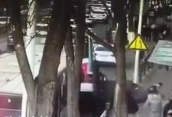 群众爆料路段塌方事件视频,XX路段发生塌方，现场紧急救援