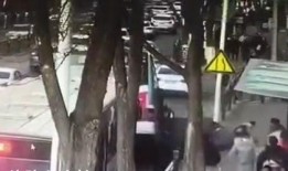 群众爆料路段塌方事件视频,XX路段发生塌方，现场紧急救援