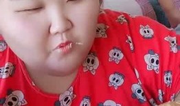 网红小姐姐吃瓜