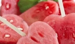 网红吃100斤瓜,场面壮观引热议