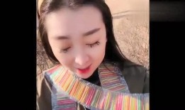 网红小姐姐吃瓜