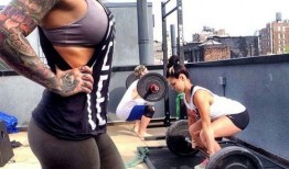 纹身女健身的网红吃瓜